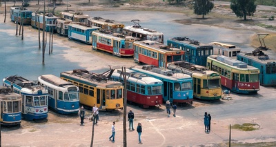 Выставка старых травмаев на дне высохшего озера  